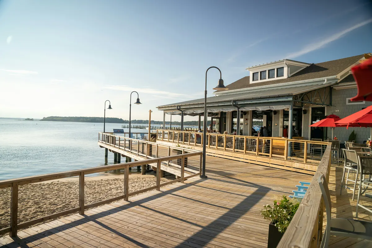 Terrasse en bord d'eau dans une station balnéaire du Delaware