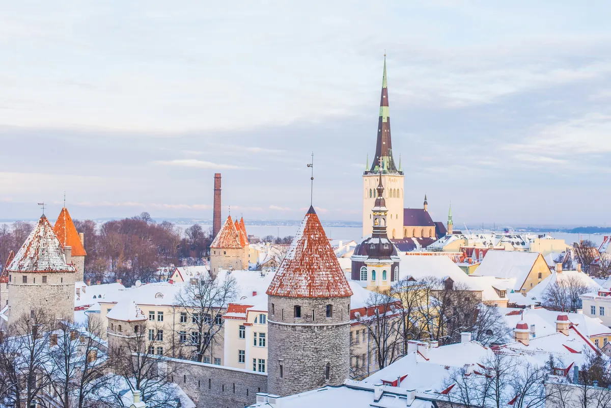 Vieille ville de Tallinn sous la neige, Estonie