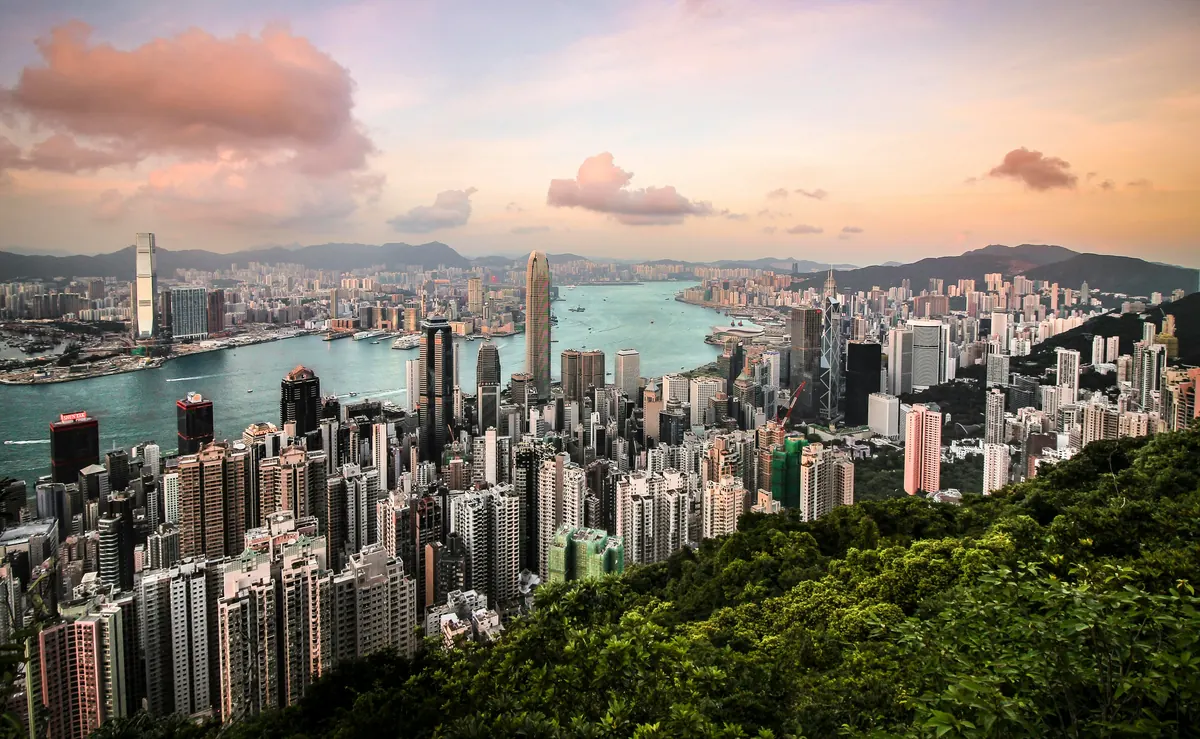 Vue panoramique sur le port de Victoria et les gratte-ciel de Hong Kong