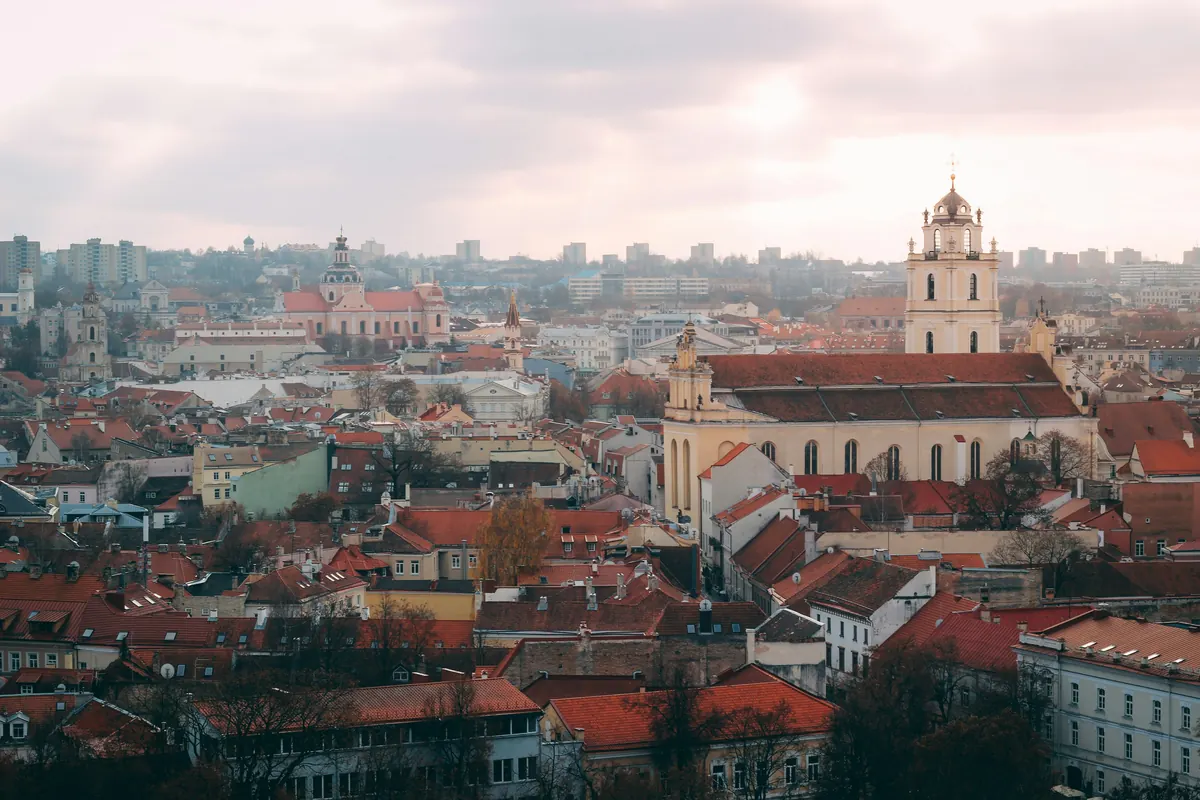 Toits et clochers de la vieille ville de Vilnius, Lituanie