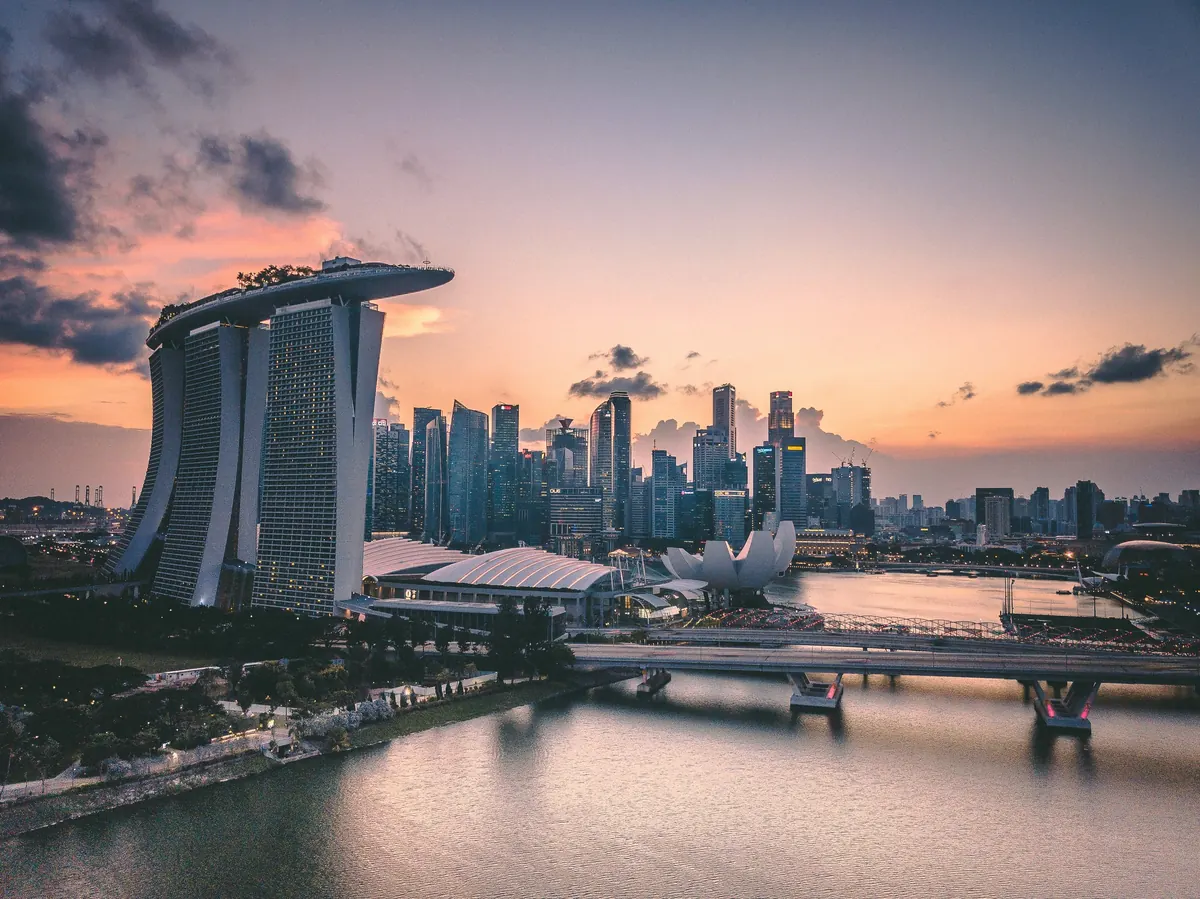 Marina Bay Sands et les gratte-ciel de Singapour au crépuscule