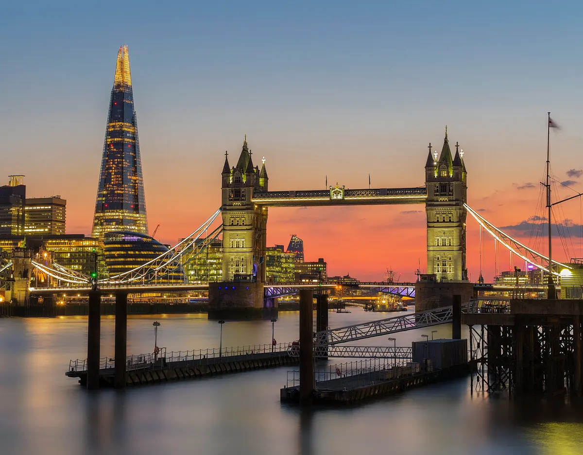 Tower Bridge et The Shard illuminés au crépuscule, Londres